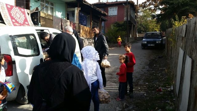 İHTİYAÇ SAHİBİ AİLELERE SOĞAN PATATES DAĞITILDI.-3