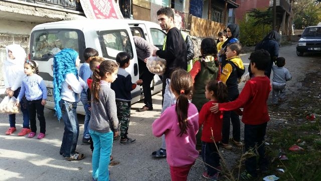 İHTİYAÇ SAHİBİ AİLELERE SOĞAN PATATES DAĞITILDI.-4