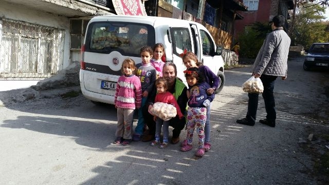 İHTİYAÇ SAHİBİ AİLELERE SOĞAN PATATES DAĞITILDI.-8