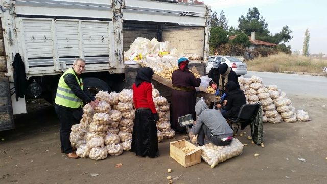 İHTİYAÇ SAHİBİ AİLELERE SOĞAN PATATES DAĞITILDI.-9