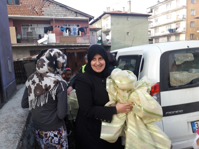 İHTİYAÇ SAHİBİ AİLELERE PERDE DAĞITILDI.-7