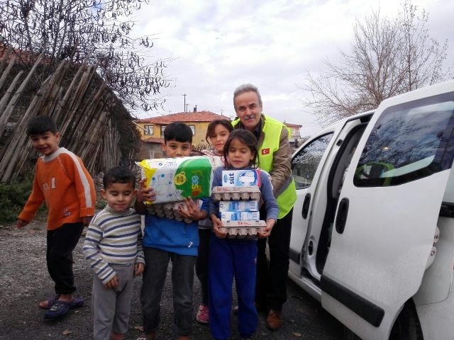 İHTİYAÇ SAHİBİ AİLELERE SÜT VE YUMURTA DAĞITILDI. -2