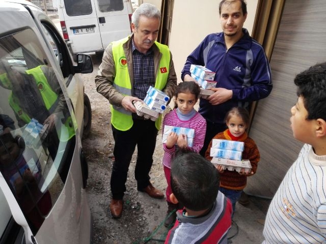 İHTİYAÇ SAHİBİ AİLELERE SÜT VE YUMURTA DAĞITILDI. -4
