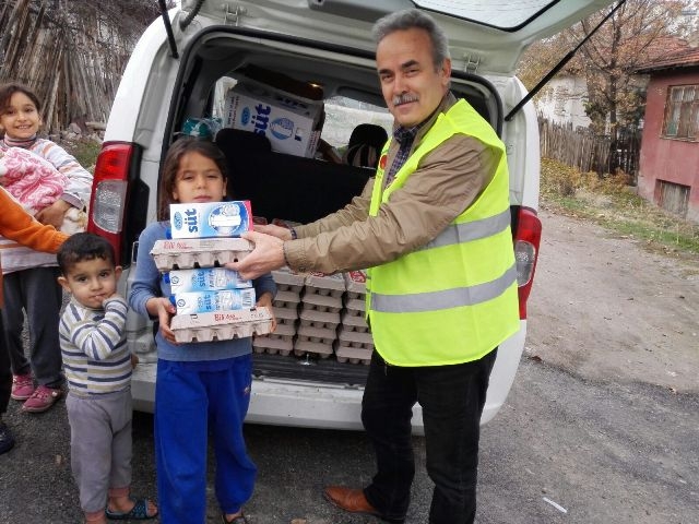 İHTİYAÇ SAHİBİ AİLELERE SÜT VE YUMURTA DAĞITILDI. -5