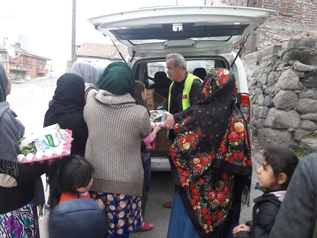 İHTİYAÇ SAHİBİ AİLELERE SÜT VE YUMURTA DAĞITILDI.-12