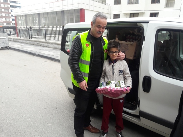 İHTİYAÇ SAHİBİ AİLELERE SÜT VE YUMURTA DAĞITILDI.-2