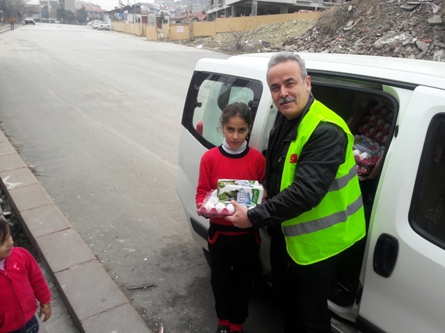 İHTİYAÇ SAHİBİ AİLELERE SÜT VE YUMURTA DAĞITILDI.-3