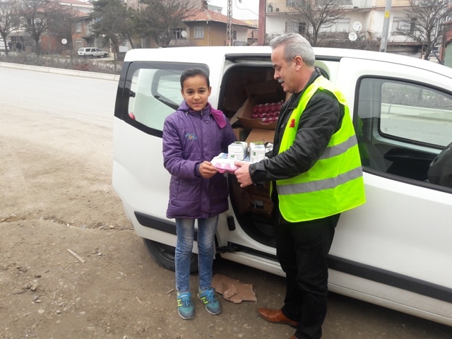 İHTİYAÇ SAHİBİ AİLELERE SÜT VE YUMURTA DAĞITILDI.-5