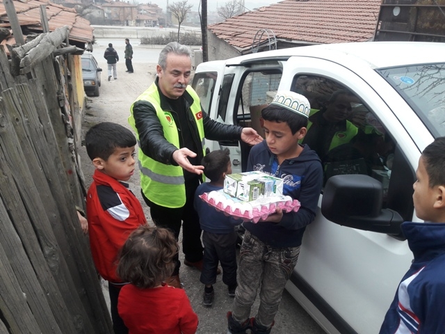 İHTİYAÇ SAHİBİ AİLELERE SÜT VE YUMURTA DAĞITILDI.-7