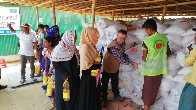 ARAKANLI KARDEŞLERİMİZE 5000 GIDA PAKETİ DAĞITTIK.-10