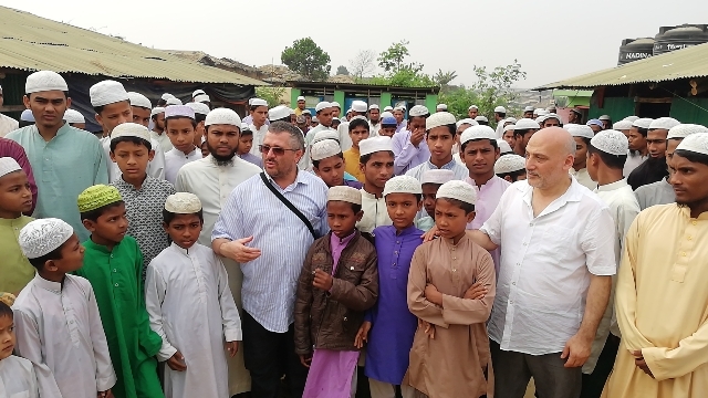 ARAKANLI KARDEŞLERİMİZE 5000 GIDA PAKETİ DAĞITTIK.-13