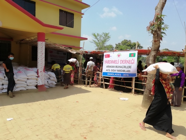 ARAKANLI KARDEŞLERİMİZE 5000 GIDA PAKETİ DAĞITTIK.-2