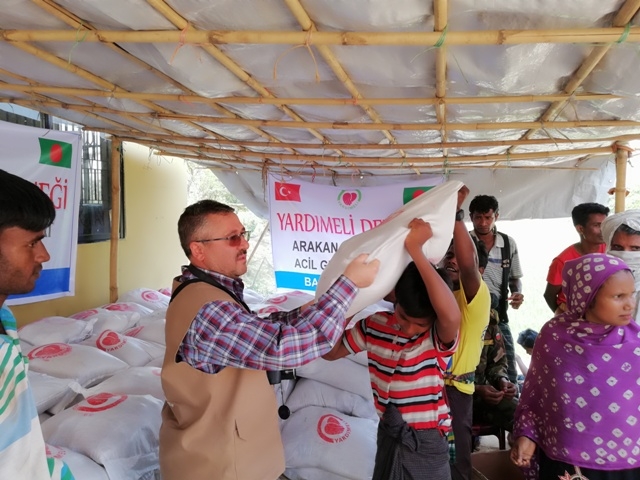 ARAKANLI KARDEŞLERİMİZE 5000 GIDA PAKETİ DAĞITTIK.-4