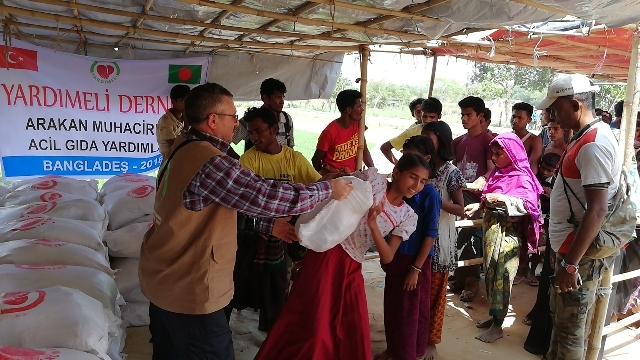 ARAKANLI KARDEŞLERİMİZE 5000 GIDA PAKETİ DAĞITTIK.-5