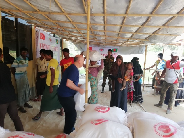 ARAKANLI KARDEŞLERİMİZE 5000 GIDA PAKETİ DAĞITTIK.-6