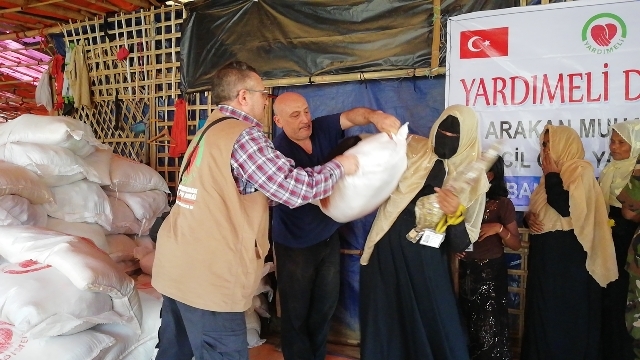 ARAKANLI KARDEŞLERİMİZE 5000 GIDA PAKETİ DAĞITTIK.-7
