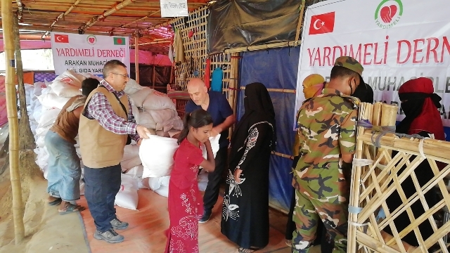 ARAKANLI KARDEŞLERİMİZE 5000 GIDA PAKETİ DAĞITTIK.-8