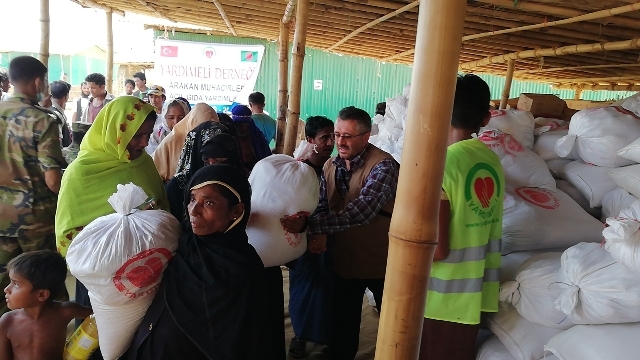 ARAKANLI KARDEŞLERİMİZE 5000 GIDA PAKETİ DAĞITTIK.-9