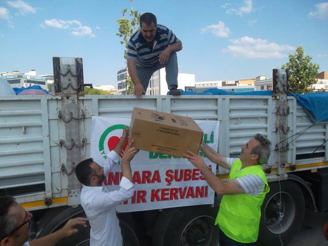 Suriyeli Muhacir Kardeşlerimize İnsani Yardım Tırı Gönderdik-1