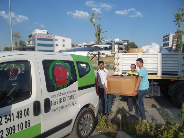 Suriyeli Muhacir Kardeşlerimize İnsani Yardım Tırı Gönderdik-4