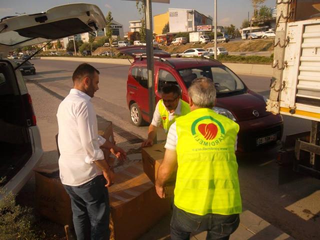 Suriyeli Muhacir Kardeşlerimize İnsani Yardım Tırı Gönderdik-6