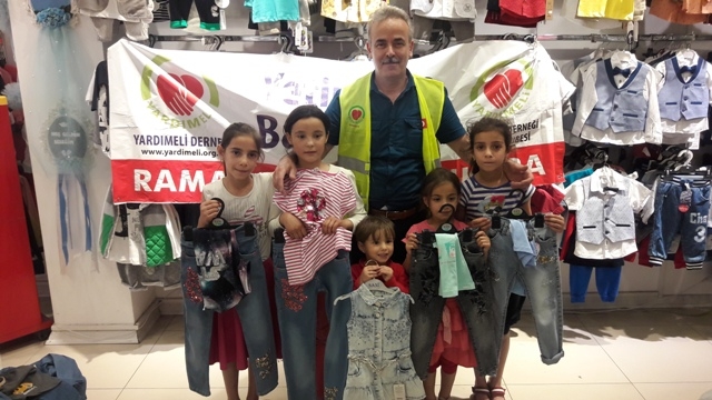 İHTİYAÇ SAHİBİ AİLELERE BAYRAMLIKLAR ALINDI-2