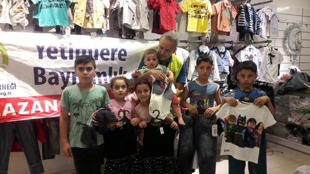 İHTİYAÇ SAHİBİ AİLELERE BAYRAMLIKLAR ALINDI-3