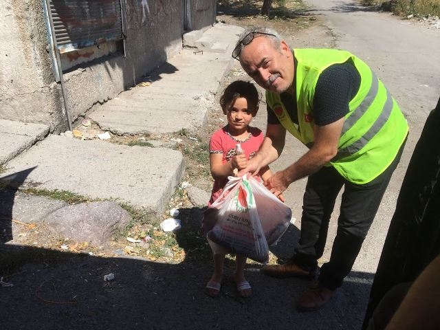 KURBANLAR KESİLEREK İHTİYAÇ SAHİPLERİNE ULAŞTIRILDI.-18