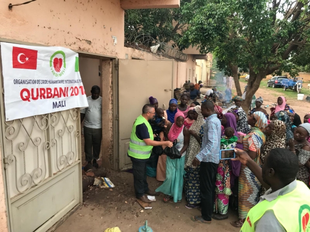 KURBANLAR KESİLEREK İHTİYAÇ SAHİPLERİNE ULAŞTIRILDI.-7