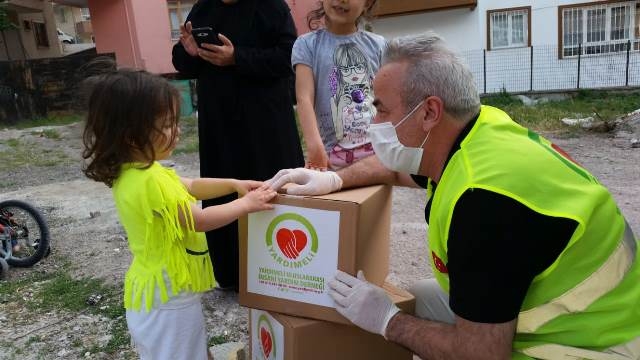 PURSAKLARDA İHTİYAÇ SAHİPLERİNE GIDA KOLİSİ DAĞITILDI-1