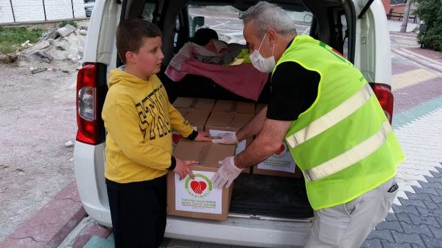 PURSAKLARDA İHTİYAÇ SAHİPLERİNE GIDA KOLİSİ DAĞITILDI-10