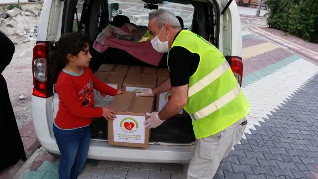 PURSAKLARDA İHTİYAÇ SAHİPLERİNE GIDA KOLİSİ DAĞITILDI-11