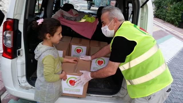 PURSAKLARDA İHTİYAÇ SAHİPLERİNE GIDA KOLİSİ DAĞITILDI-12