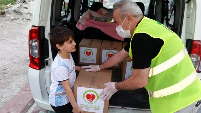 PURSAKLARDA İHTİYAÇ SAHİPLERİNE GIDA KOLİSİ DAĞITILDI-13