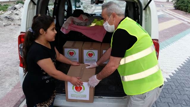 PURSAKLARDA İHTİYAÇ SAHİPLERİNE GIDA KOLİSİ DAĞITILDI-14