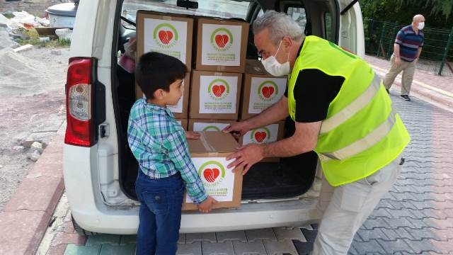 PURSAKLARDA İHTİYAÇ SAHİPLERİNE GIDA KOLİSİ DAĞITILDI-2