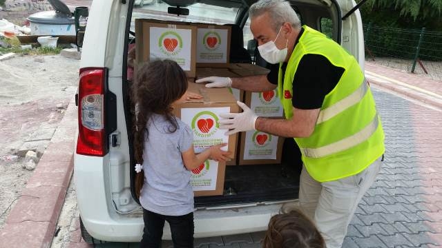 PURSAKLARDA İHTİYAÇ SAHİPLERİNE GIDA KOLİSİ DAĞITILDI-3