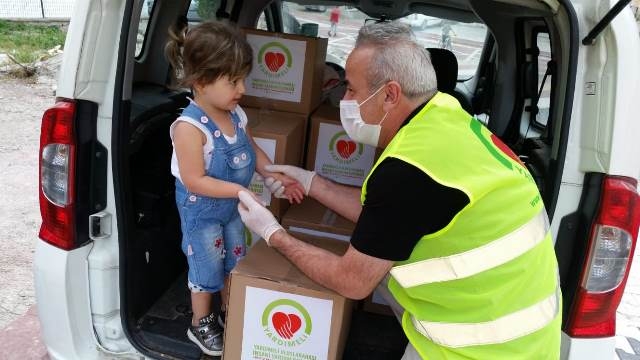 PURSAKLARDA İHTİYAÇ SAHİPLERİNE GIDA KOLİSİ DAĞITILDI-5