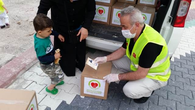 PURSAKLARDA İHTİYAÇ SAHİPLERİNE GIDA KOLİSİ DAĞITILDI-6