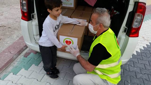 PURSAKLARDA İHTİYAÇ SAHİPLERİNE GIDA KOLİSİ DAĞITILDI-9