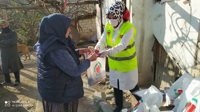 İHTİYAÇ SAHİPLERİNE ALIŞVERİŞ KARTI DAĞITILDI-1