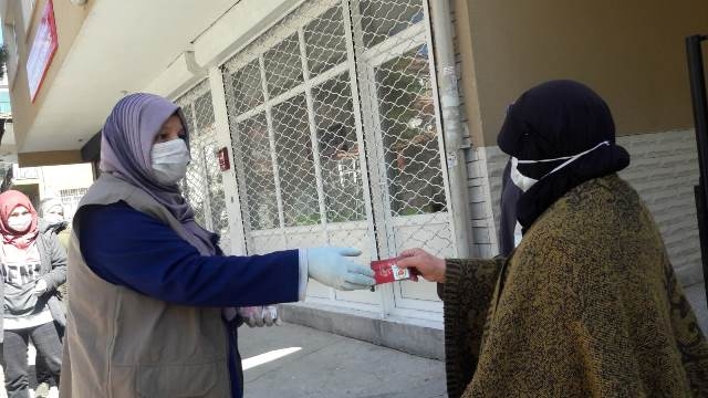 İHTİYAÇ SAHİPLERİNE ALIŞVERİŞ KARTI DAĞITILDI-15