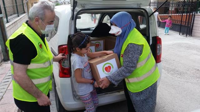 YENİMAHALLEDE İHTİYAÇ SAHİPLERİNE GIDA KOLİSİ DAĞITILDI-1