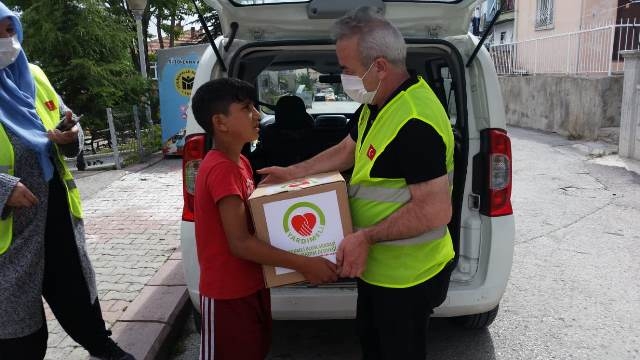 YENİMAHALLEDE İHTİYAÇ SAHİPLERİNE GIDA KOLİSİ DAĞITILDI-10