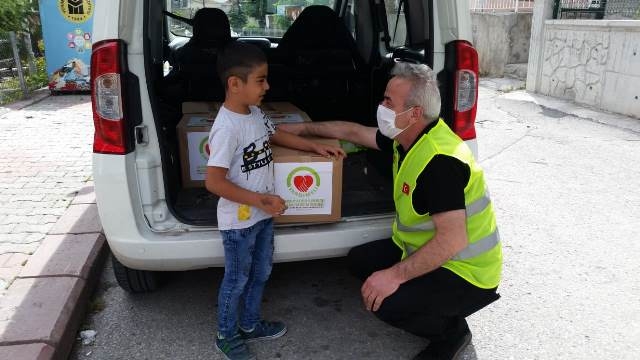 YENİMAHALLEDE İHTİYAÇ SAHİPLERİNE GIDA KOLİSİ DAĞITILDI-2