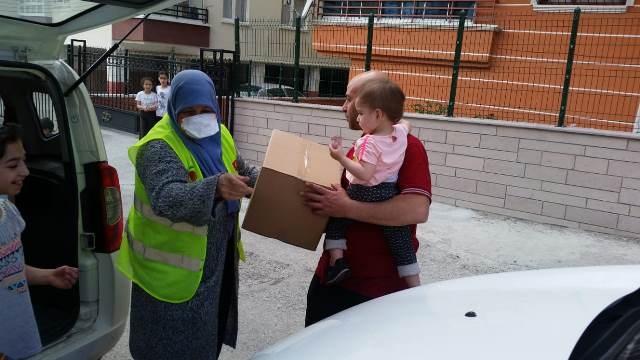 YENİMAHALLEDE İHTİYAÇ SAHİPLERİNE GIDA KOLİSİ DAĞITILDI-3