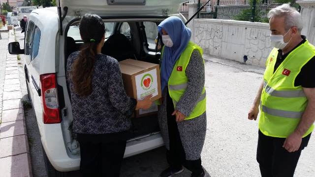 YENİMAHALLEDE İHTİYAÇ SAHİPLERİNE GIDA KOLİSİ DAĞITILDI-5