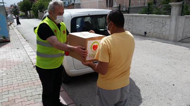 YENİMAHALLEDE İHTİYAÇ SAHİPLERİNE GIDA KOLİSİ DAĞITILDI-6