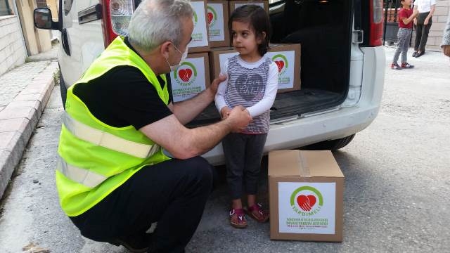 YENİMAHALLEDE İHTİYAÇ SAHİPLERİNE GIDA KOLİSİ DAĞITILDI-7