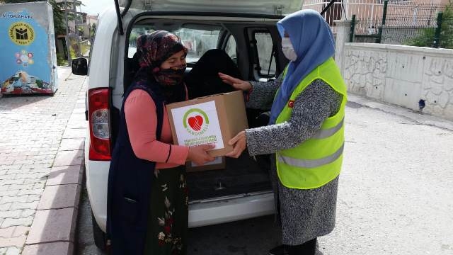 YENİMAHALLEDE İHTİYAÇ SAHİPLERİNE GIDA KOLİSİ DAĞITILDI-8
